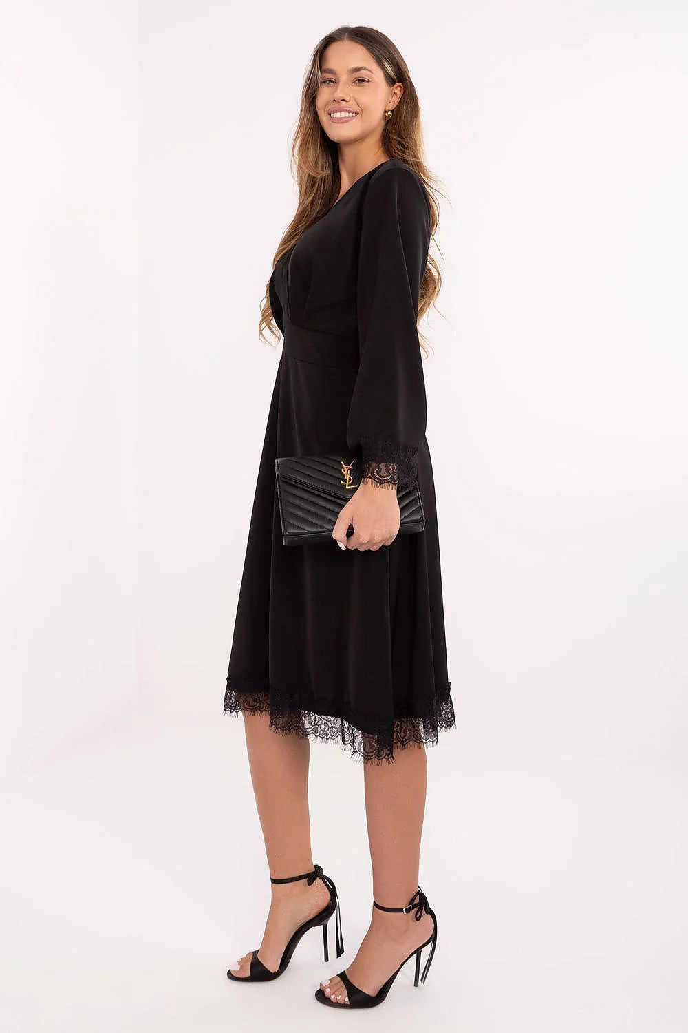 robe midi noire évasée cintrée taille marquée encolure V manches longues dentelle poignets ourlet tissu fluide soyeuse confortable élégante