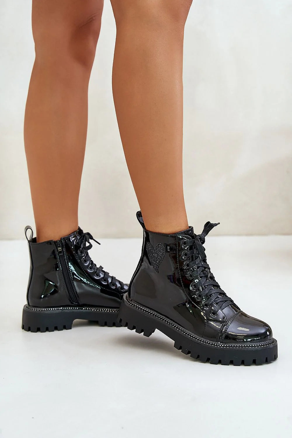 bottines femme style combat cuir verni noir brillant talon 4cm fermeture éclair lacets œillets métalliques semelle plateforme crantée