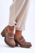 Mocassins femmes design moderne élégant décontracté talon carré épais suédine marron taupe détails métalliques argentés confortable occasions multiples mode
