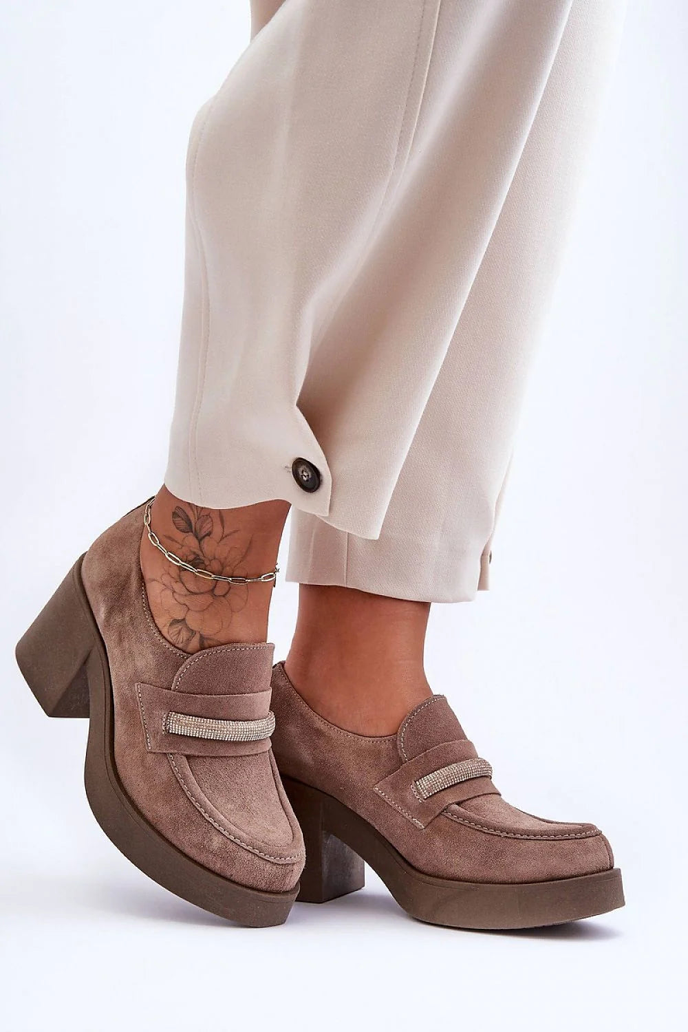 Mocassins femmes design moderne élégant décontracté talon carré épais suédine marron taupe détails métalliques argentés confortable occasions multiples mode