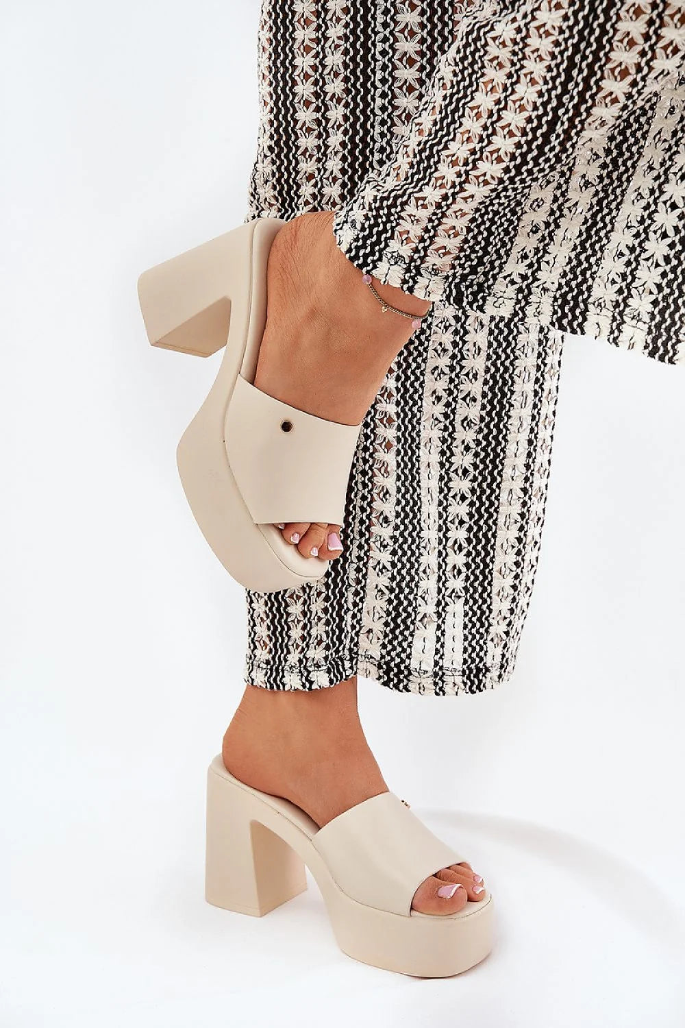 sandales mules femme talon haut bloc 10cm plateforme simili cuir beige bride large rivets minimaliste contemporain confortable semelle souple