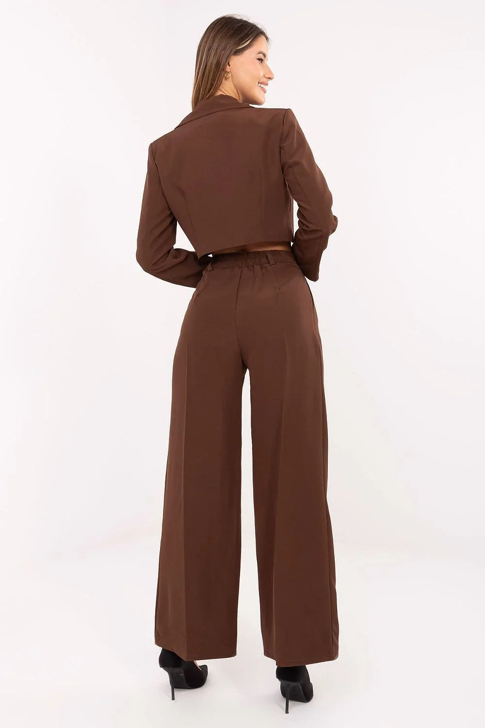 ensemble tailleur femme blazer cropped marron croisé double boutonnage revers crantés épaulettes structurées pantalon taille haute jambe large poches