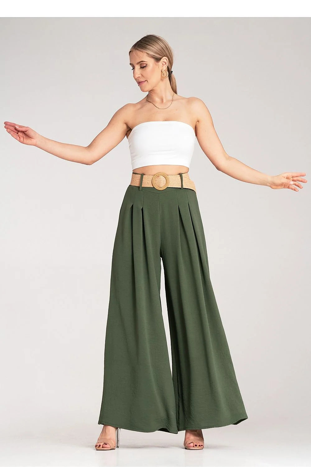 Bustier tube sans bretelles blanc Pantalon large taille haute ceinture tressée vert olive femme occasion estivale soirée décontractée style moderne épuré