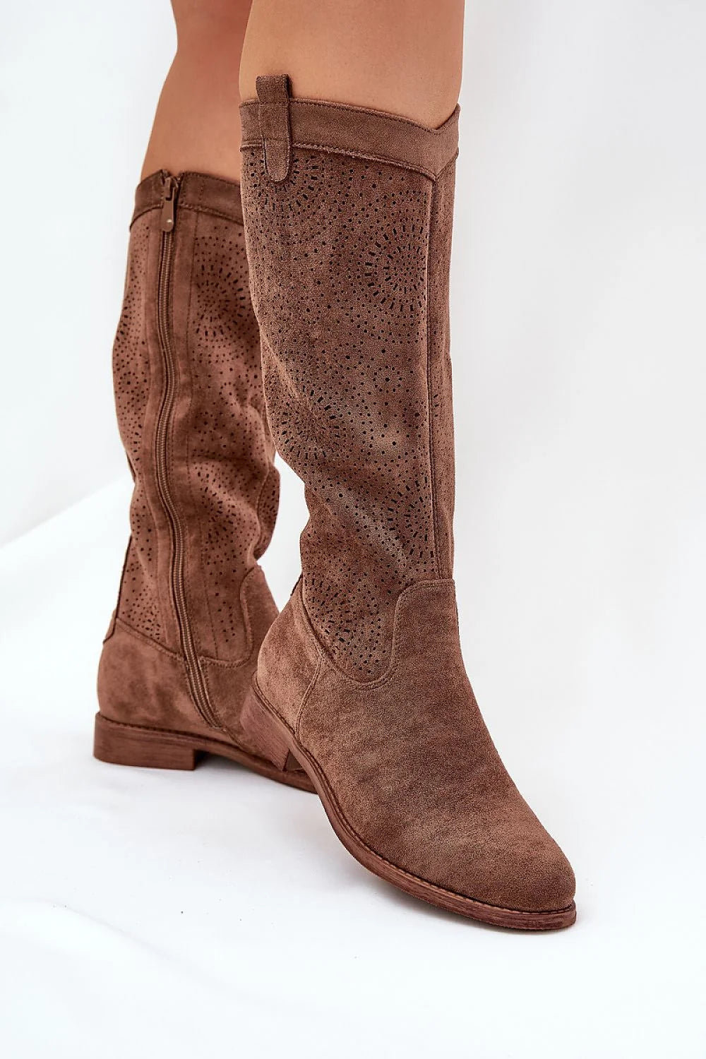 Bottes cuissardes féminines en daim éco-friendly perforées fermeture éclair couleur marron terre talon plat 36cm