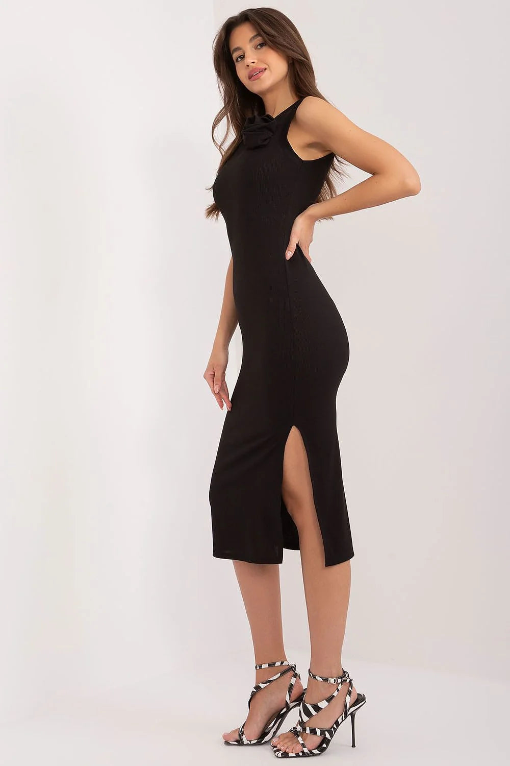 Robe élégante en tissu côtelé pour femme, coupe ajustée, longueur midi, fente latérale, coton de haute qualité, style sophistiqué, confort maximal, polyvalente pour tous les jours