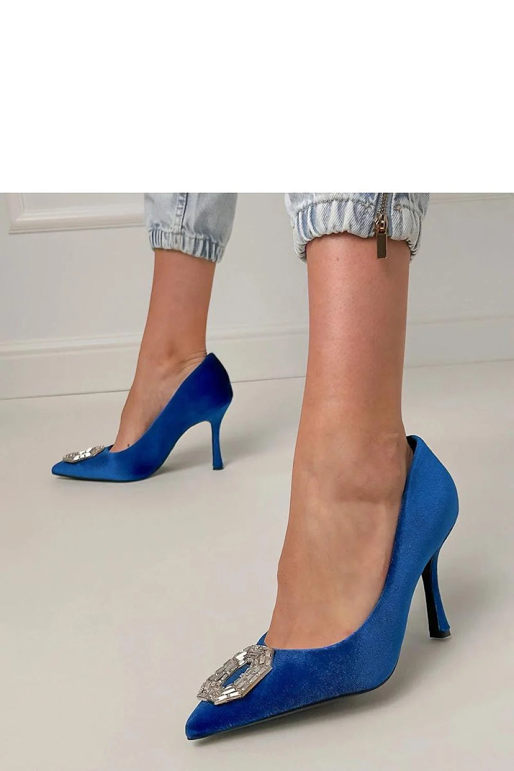 escarpins velours bleu roi bout pointu talon aiguille hauteur neuf point cinq centimètres bijou strass semelle cuir écologique