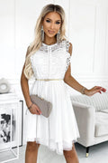 robe cocktail blanche mi genou dentelle fleurie tulle jupe multicouches ceinture dorée taille cintrée corsage ajusté