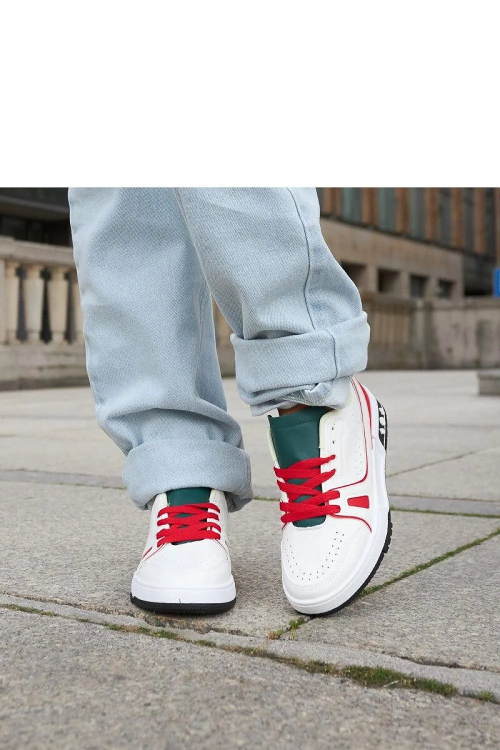 Baskets mode femme design sportif moderne couleur multicolore semelle rouge languette verte caoutchouc durable lacets rouge occasions urban casual