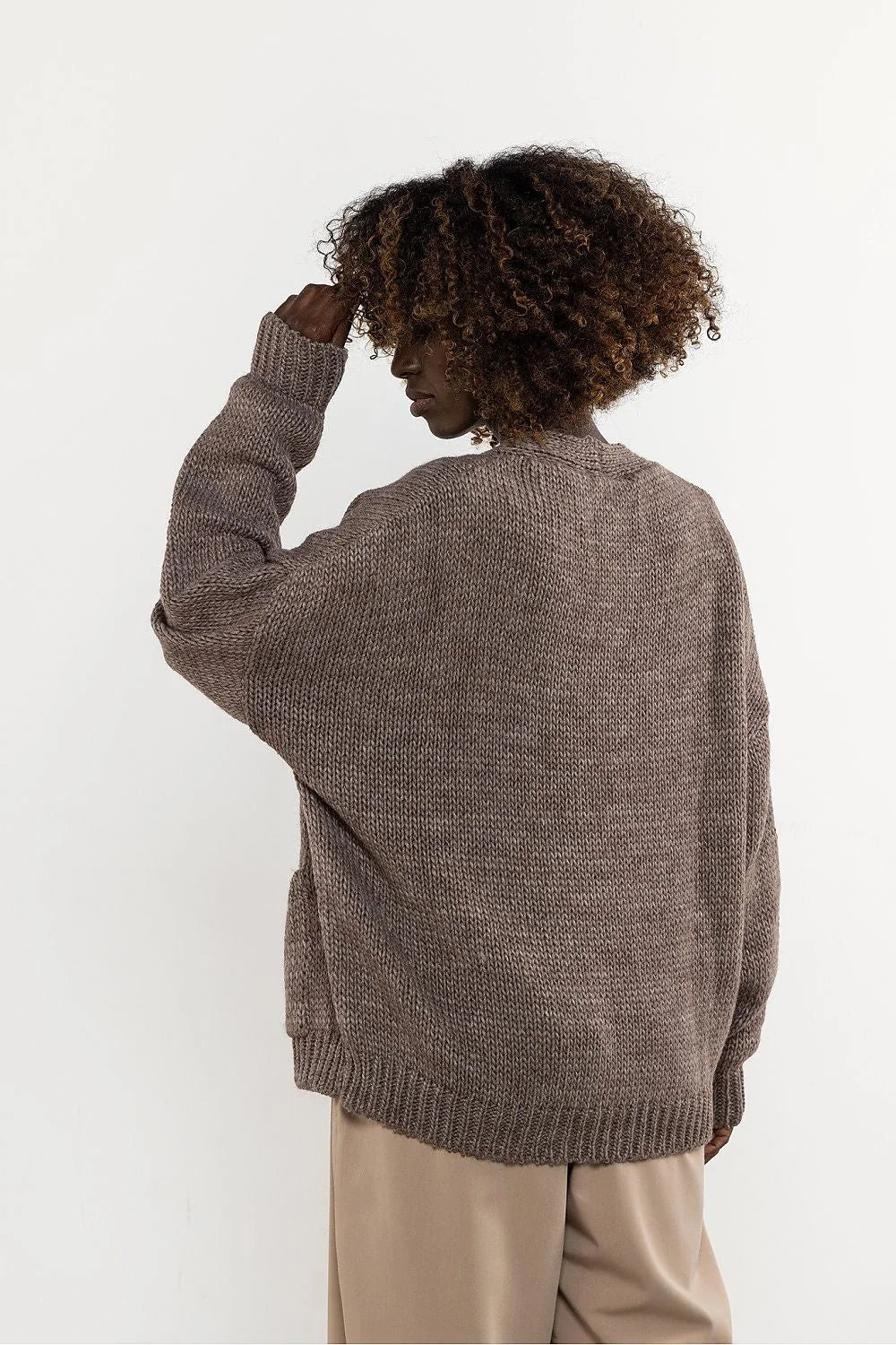 cardigan femme oversize grosse maille taupe boutonné poches plaquées coupe décontractée manches longues épaules tombantes bordcotes tricotée épaisse