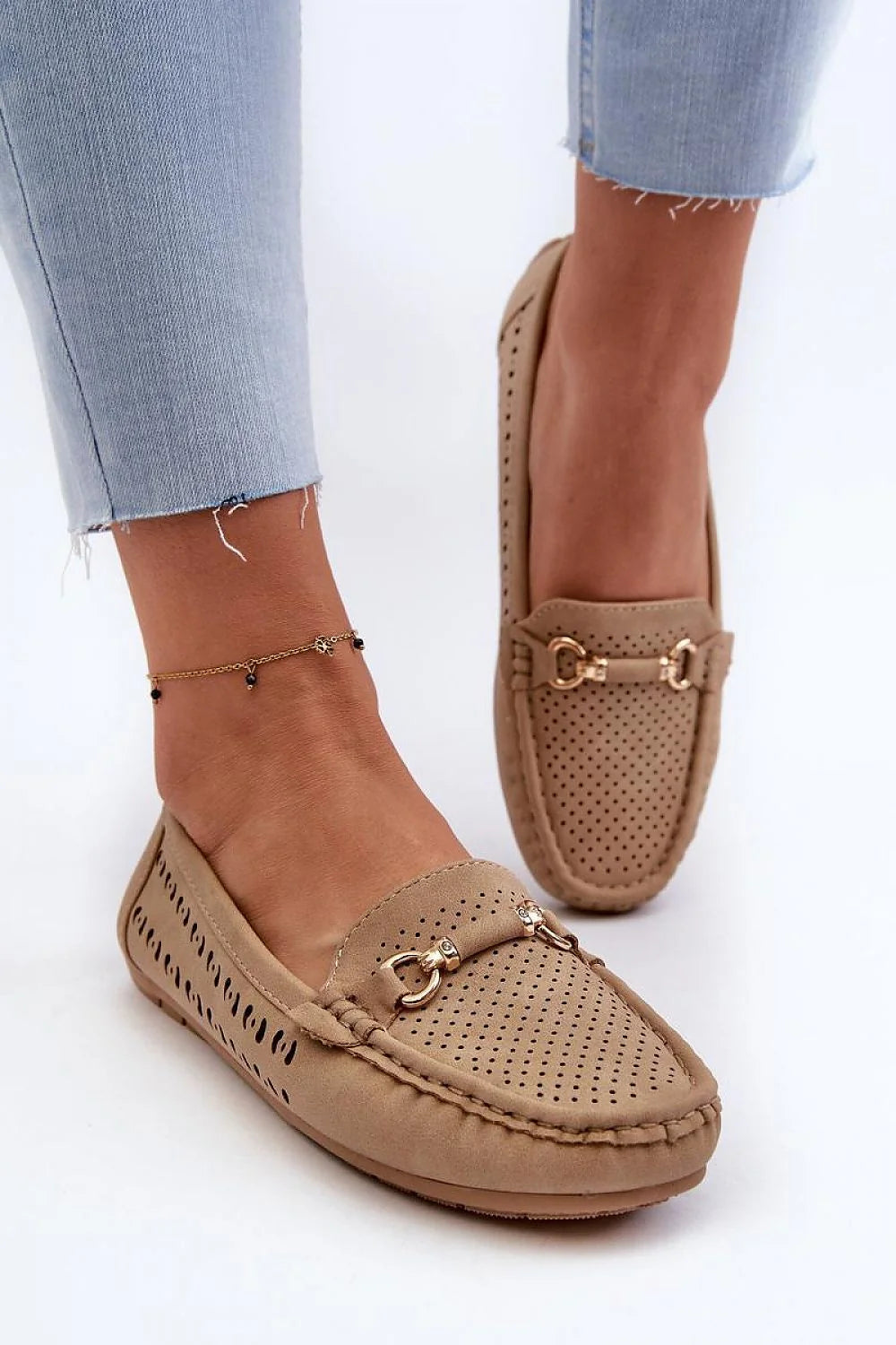 mocassins femmes casual chic beige taupe suédine perforés mors doré bout arrondi semelle caoutchouc antidérapante intérieure douce respirante