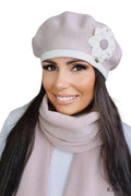 Béret et Écharpe assortis Kamea Femme Mode Hiver Rose Pâle Fleur Classique Élégant Accessoire Chic Doux Chaleur Étiquette Métallique