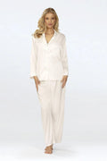 Pyjama élégant pour femmes en satin Amina, ensemble pyjama long manches longues, style intemporel, couleur blanche cassée, confort maximal, mode nocturne