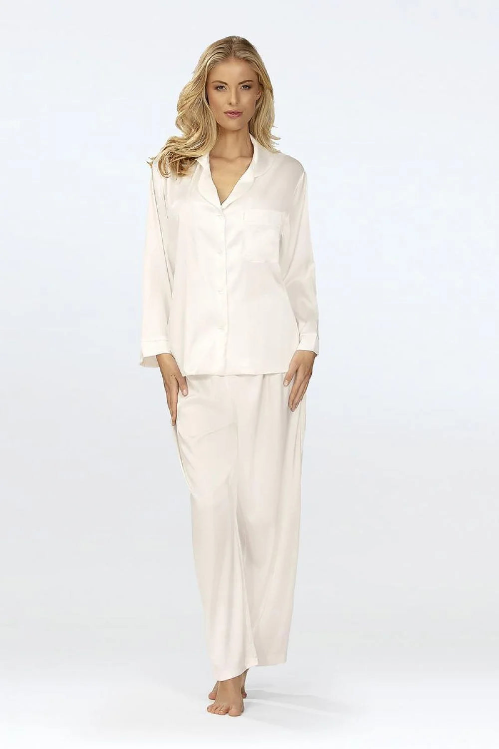 Pyjama élégant pour femmes en satin Amina, ensemble pyjama long manches longues, style intemporel, couleur blanche cassée, confort maximal, mode nocturne