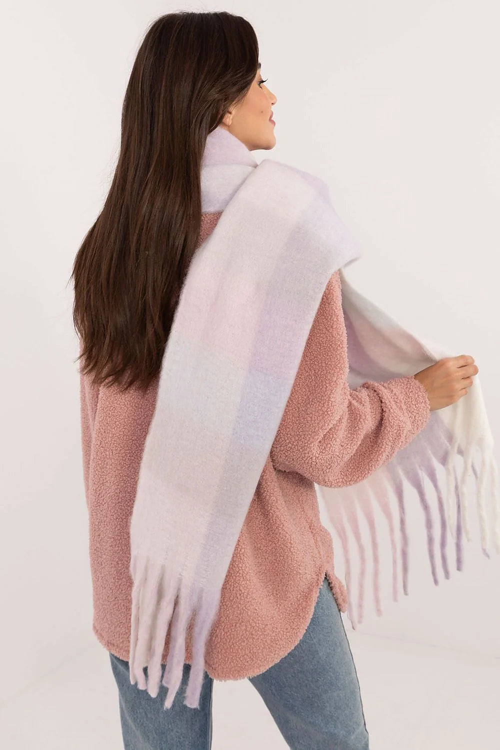 Ensemble vêtements femme style cosy intemporel veste polaire sherpa écharpe laine mélange rose pâle gradient blanc lavande franges hiver froid élégance confort mode