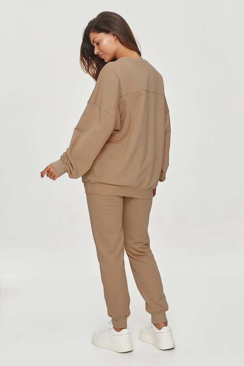 Ensemble femme casual modern style minimaliste beige sable pull col rond pantalon taille haute