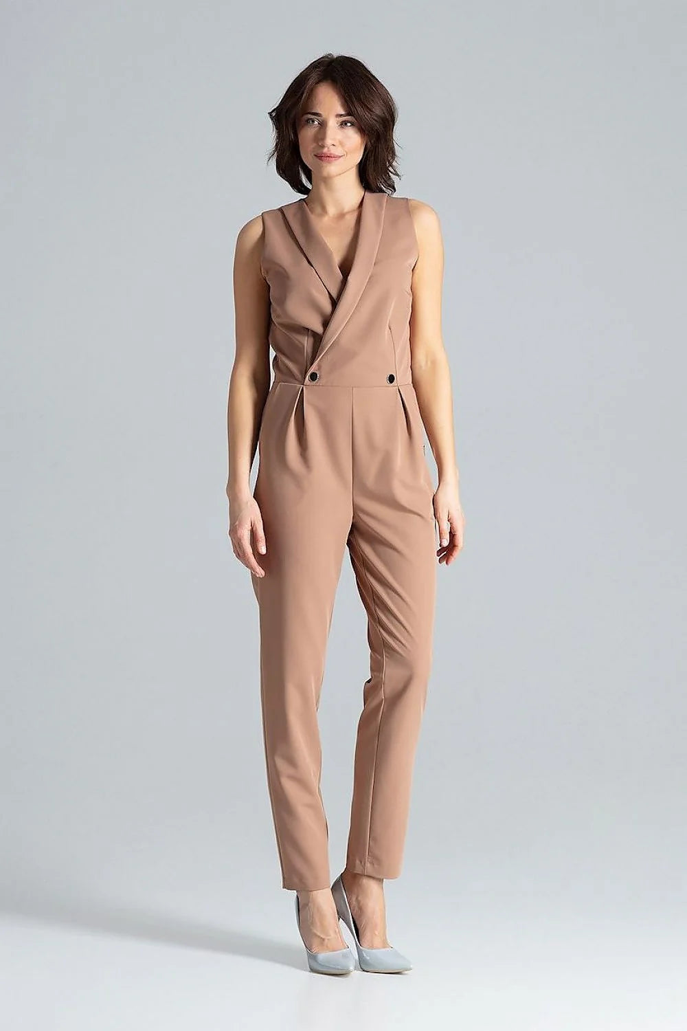 Combinaison femme sans manches vert émeraude revers étroits encolure enveloppe boutons métal polyester viscose coupe ajustée élégance professionnelle soirée