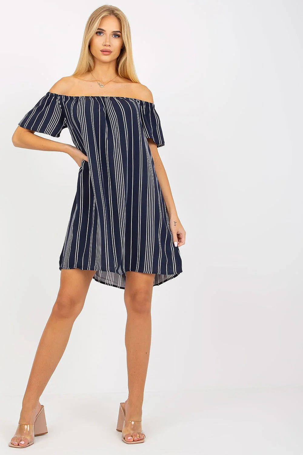 Robe de jour Fresh Made en viscose 100% avec imprimé floral sur fond bleu ciel, manches courtes, décolleté épaules nues, coupe fluide, parfaite pour les sorties estivales