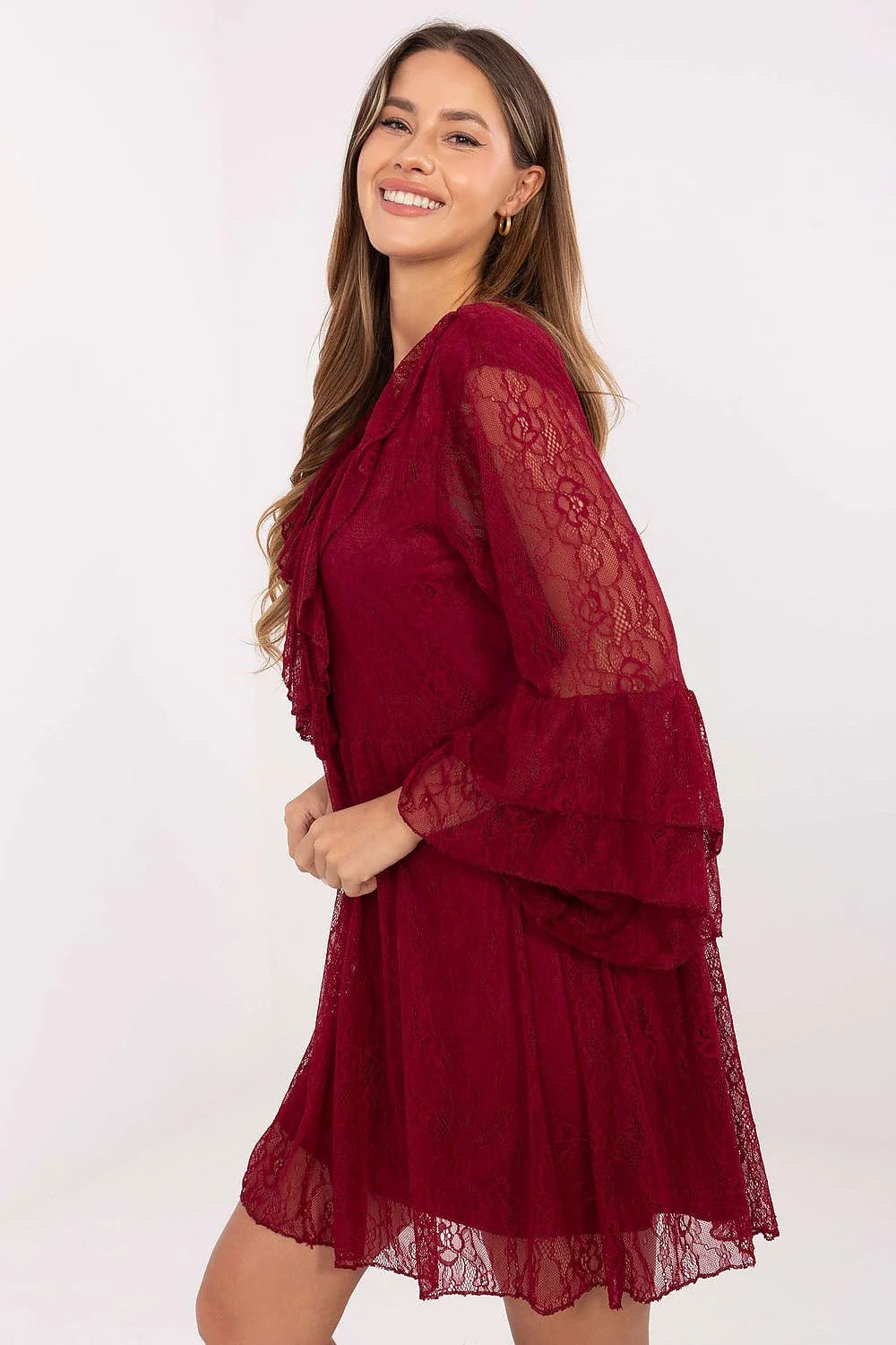 robe soirée mini dentelle bordeaux profond bohème chic babydoll fluide doublée manches trois quarts volants encolure V noeud jabot