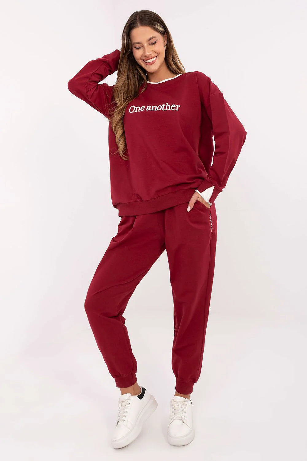 ensemble survêtement femme bordeaux coton stretch confortable sweat col rond broderies motifs pantalon taille haute poches latérales chevilles élastiques urbain