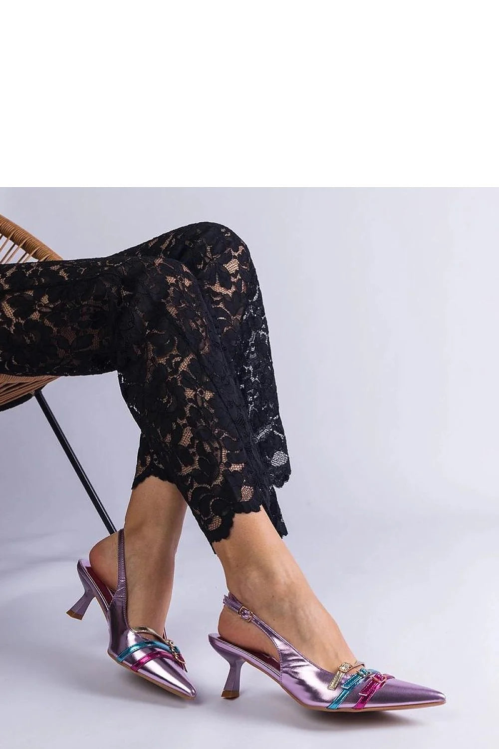 Ensemble robe et chaussures pour femme avec dentelle noire et cuir métallique violet, style sophistiqué et moderne