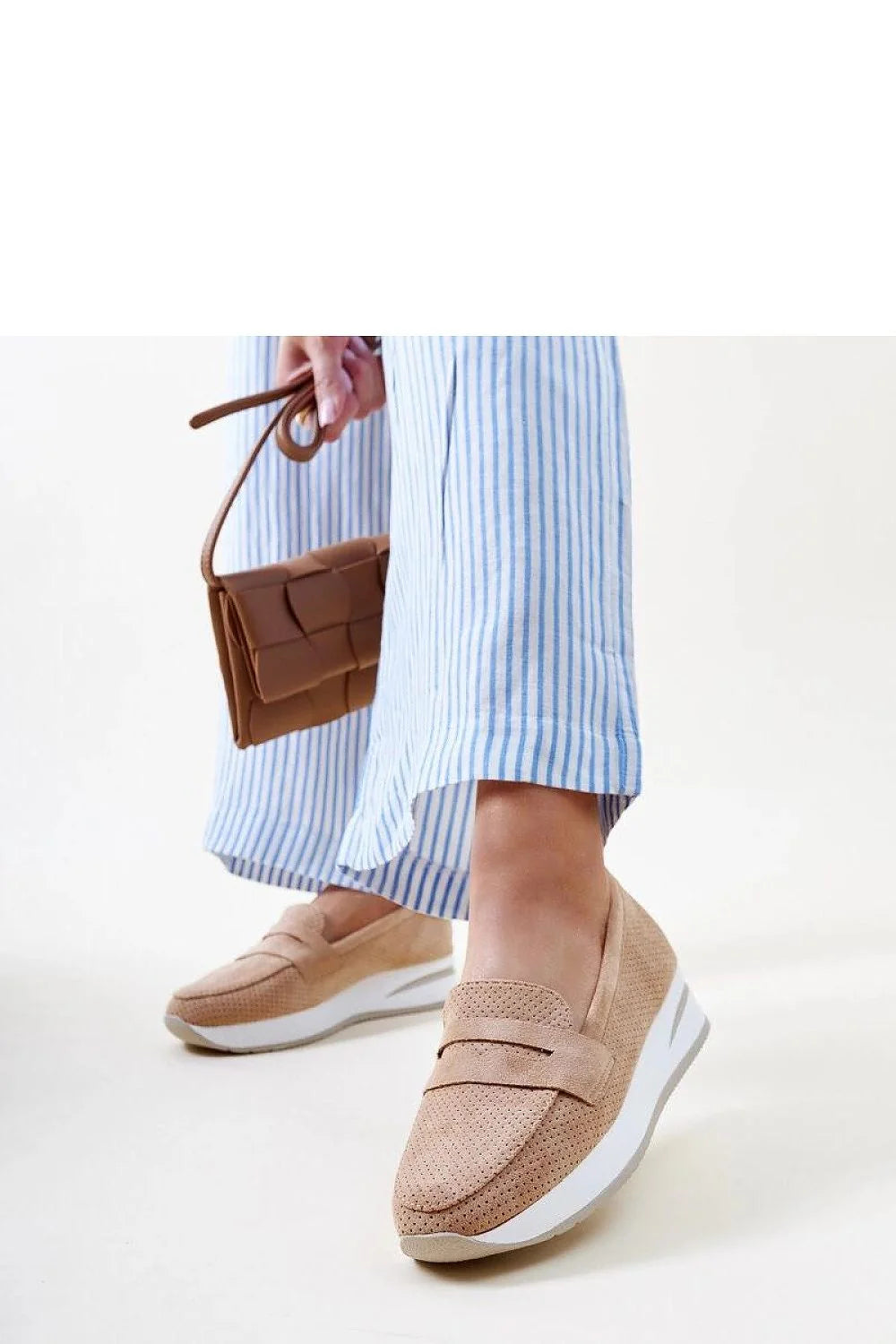 Mocassins pour femmes design moderne décontracté couleur beige perforé cuir suédé semelle épaisse blanche confortable occasion quotidienne