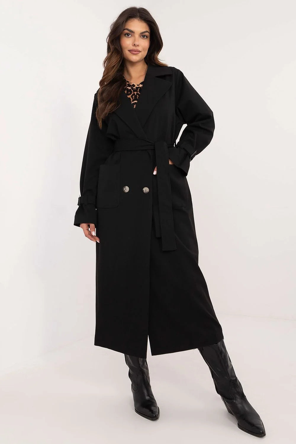 Manteau long élégant pour femme style classique couleur noire coupe droite ceinture double boutonnage grandes poches poignets boutonnés détails animalier mode intemporel