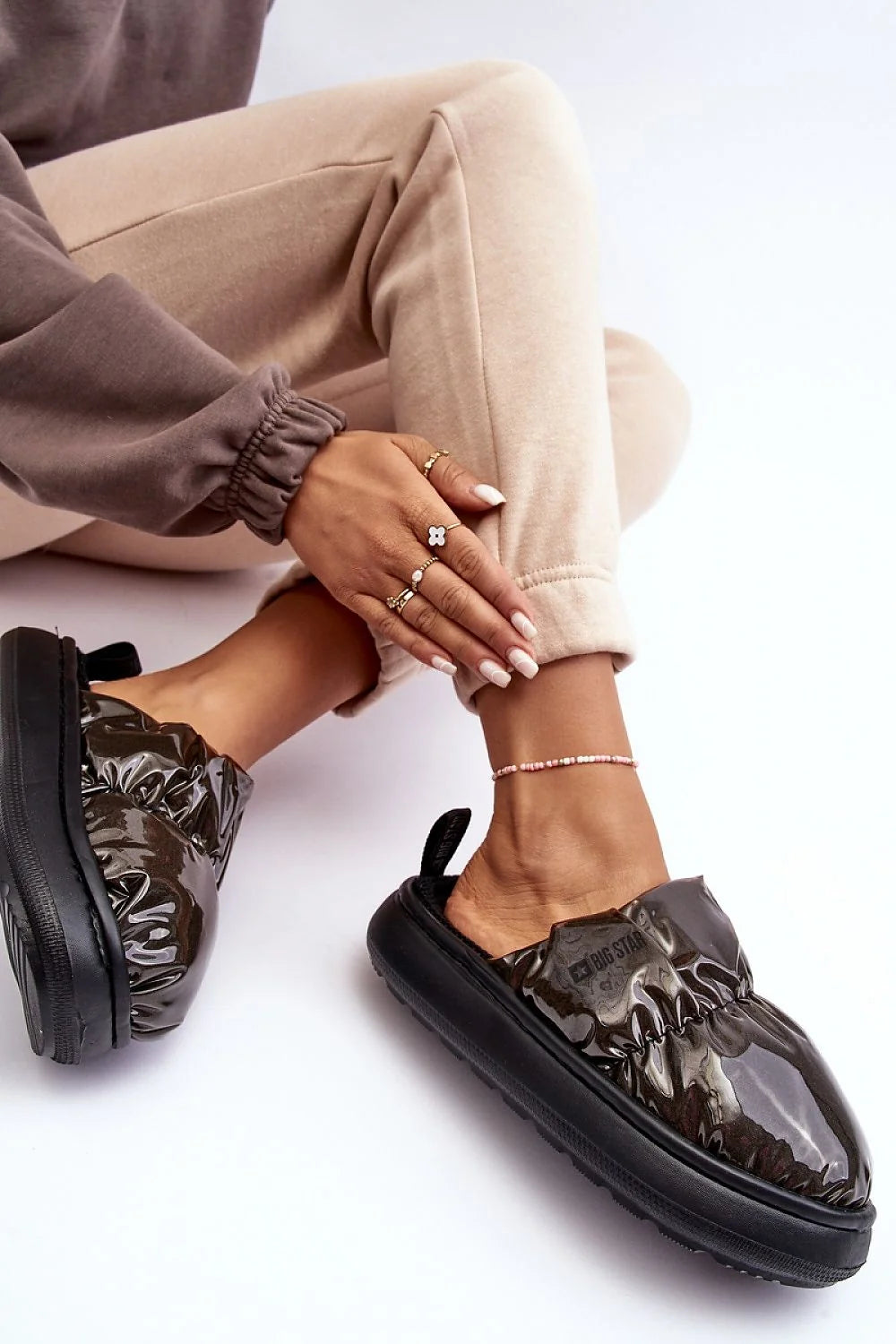 mules femme modernes oversized verni noir effet vinyle semelle plateforme épaisse fourrure intérieure confort ample bout arrondi gousset élastique froncé
