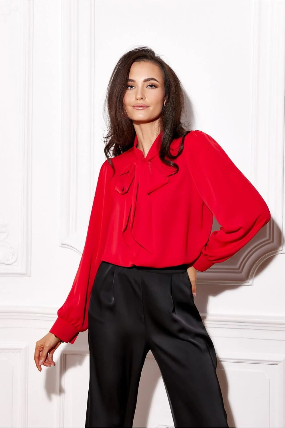 Chemisier élégant à manches longues en soie satinée rouge vif pour femme, style sophistiqué, coupe ample, détails en nœud