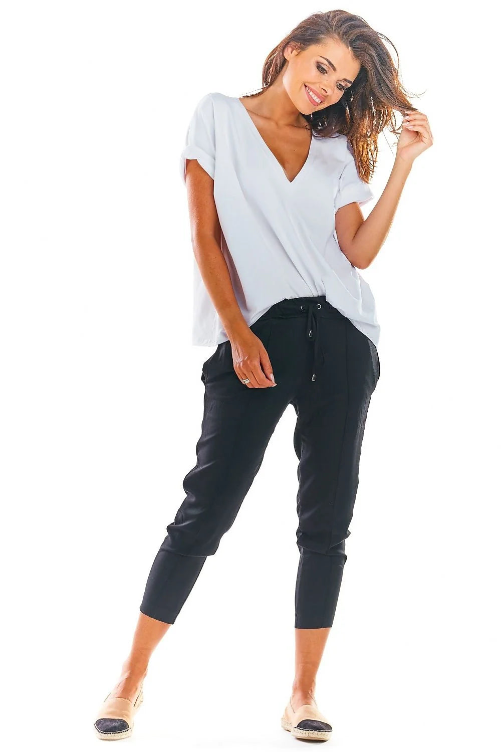 Ensemble débardeur coton blanc et pantalon moutarde moderne chic pour look estival féminin élégant