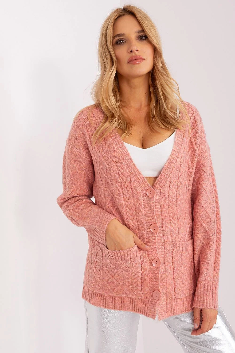 cardigan féminin torsadé maille côtelée oversize rose saumon encolure V profonde boutons assortis poches plaquées base allongée manches longues