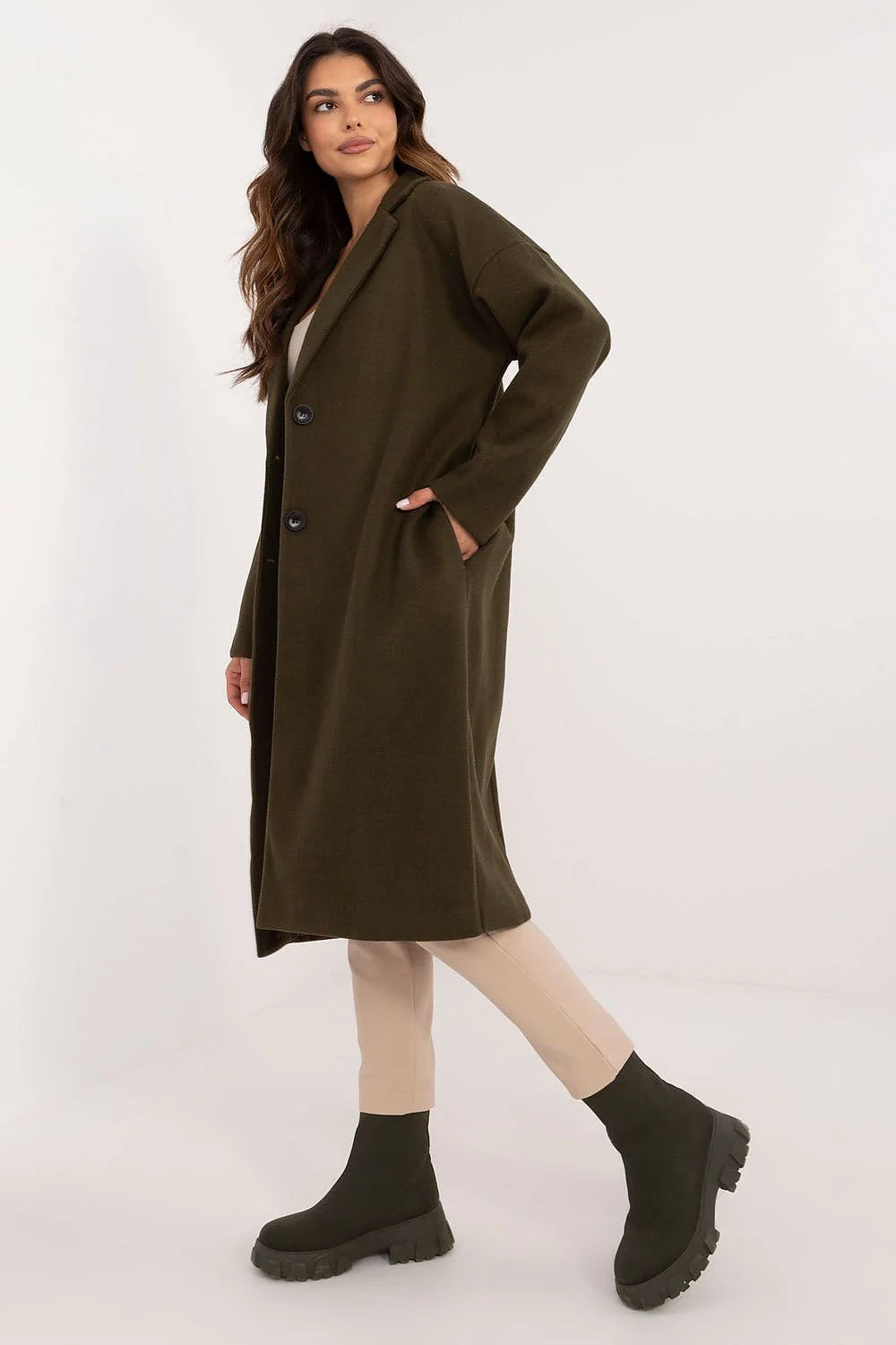 Manteau classique pour femme en laine vert olive longueur genoux épaules tombantes poches latérales bouton noir style intemporel