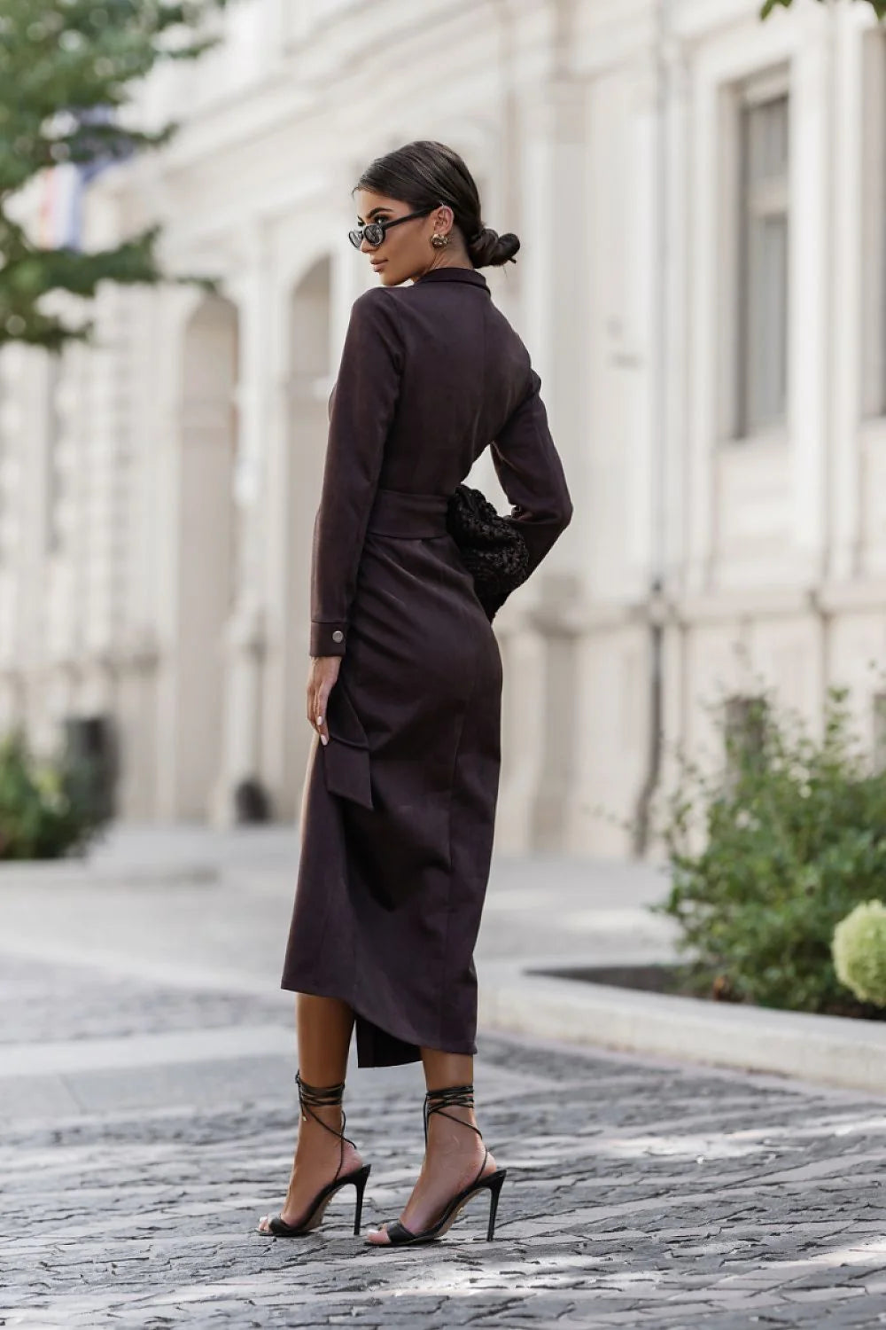 Robe chemise longue ceinturée suédine marron chocolat col classique manches longues boutonnage intégral coupe cintrée ceinture nouée fente latérale haute