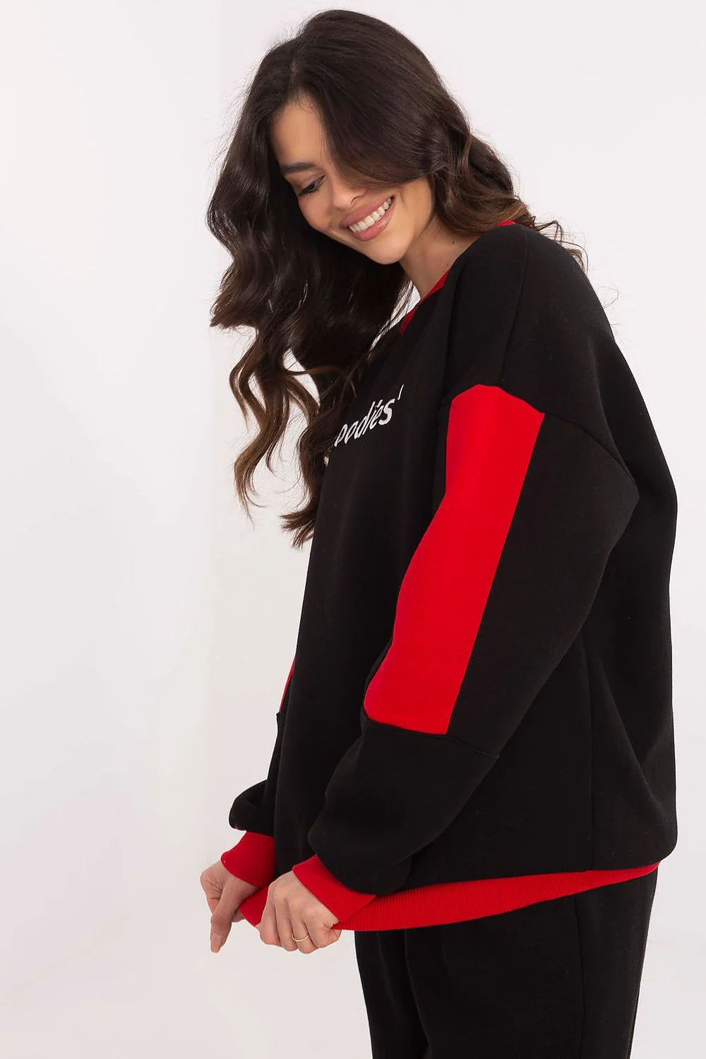 Sweatshirt femme design moderne coupe relaxée noir accents rouges coton polyester doux tissu style urbain porté casual