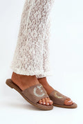 mules femme taupe suédine bout ouvert semelle plate bord clouté assise rembourrée perles demi lune dorées sequins ivoire finitions surpiquées