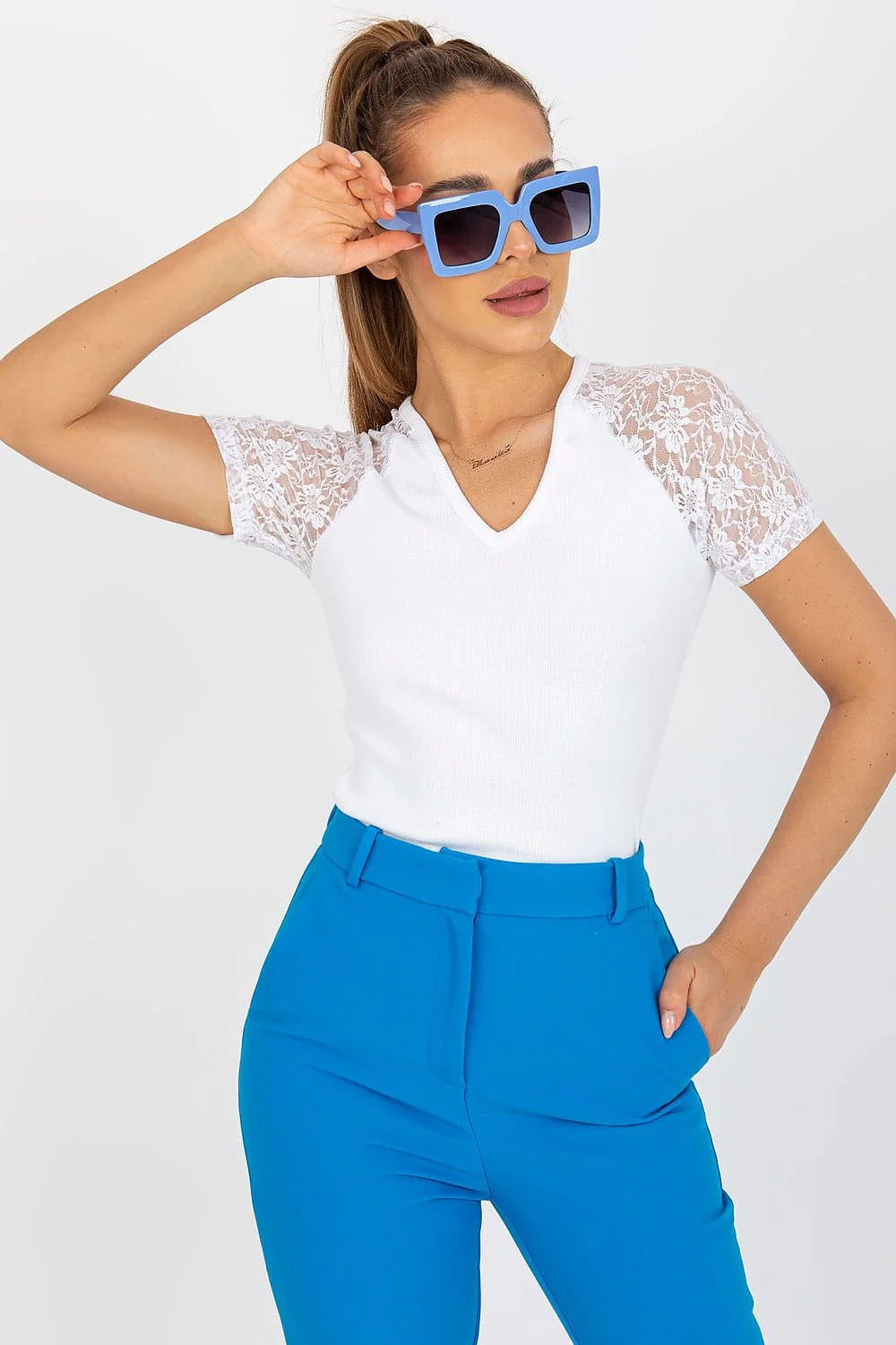 chemisier féminin court manches dentelle vert vif coupe ajustée élasthanne coton confortable élégant transparentes respirant polyvalent