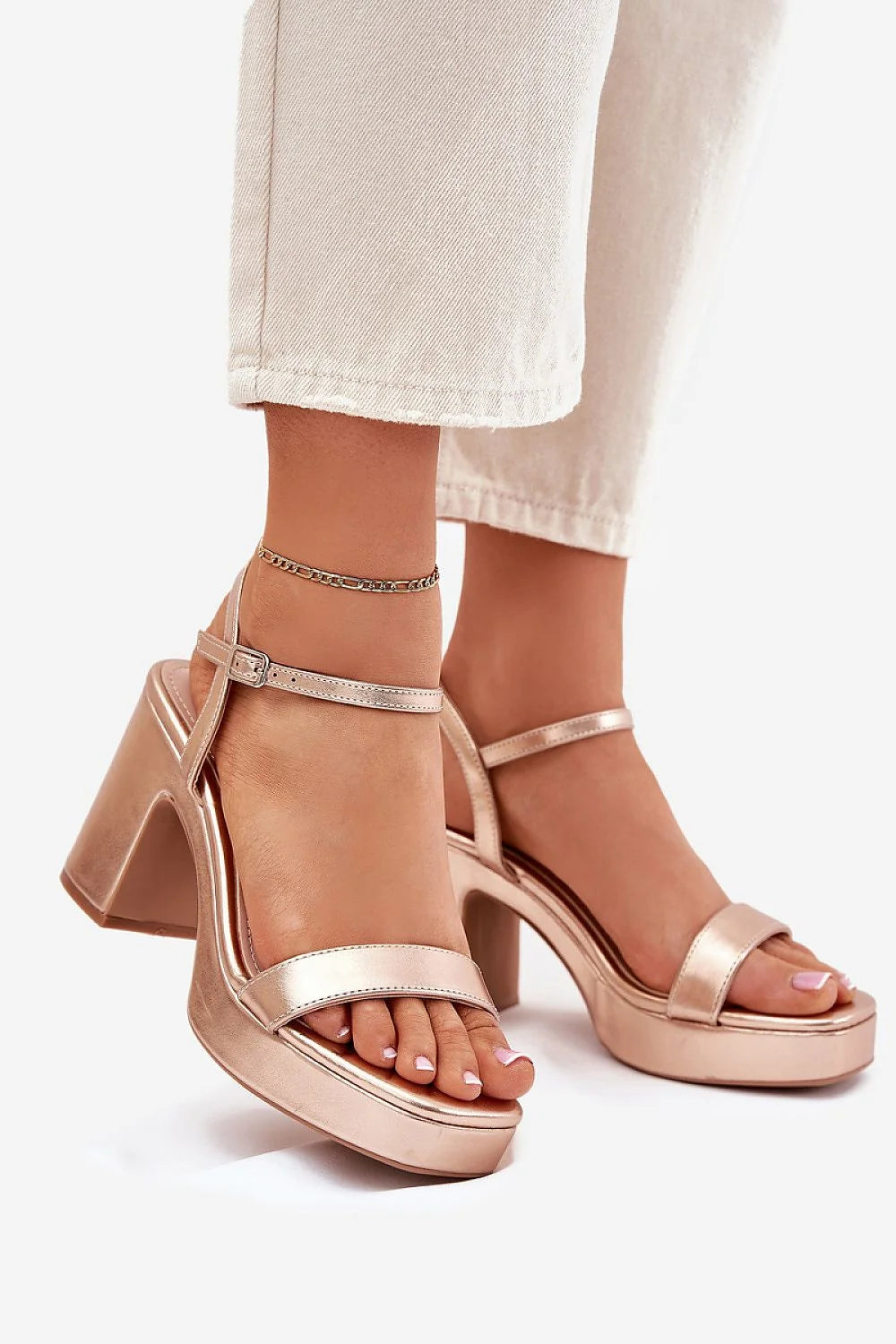 sandales femme talon bloc plateforme dorées métalliques similicuir lanières minimalistes cheville réglable boucle maintien confort stabilité élégantes glamour