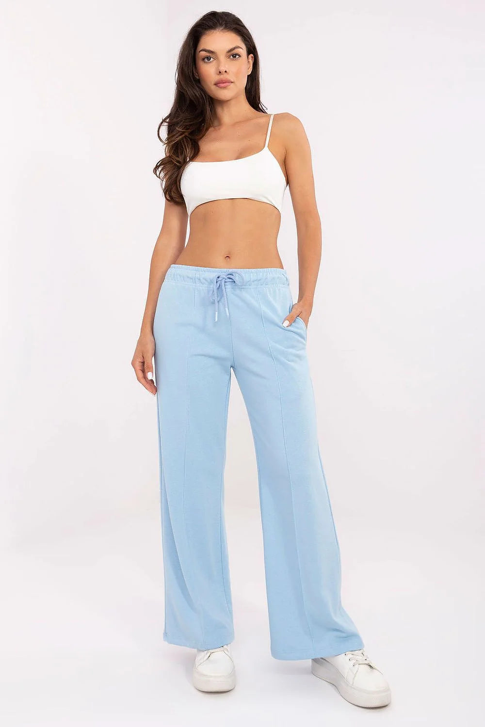 Set femme crop top blanc et pantalon survêtement bleu pastel large matelassé confortable quotidien décontracté
