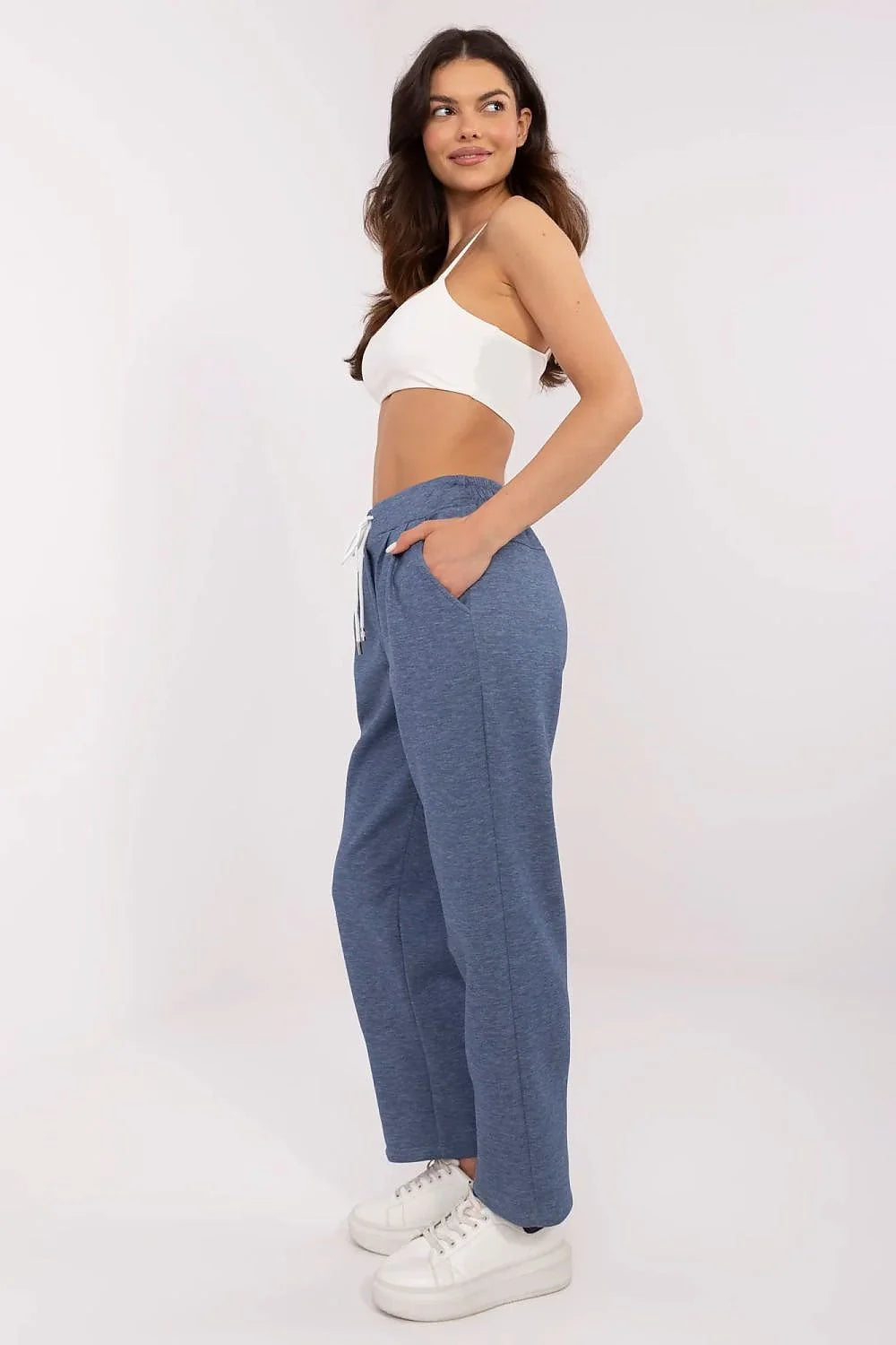 Ensemble mode femme crop top blanc pantalon jogging bleu sneakers blanches casual sporty