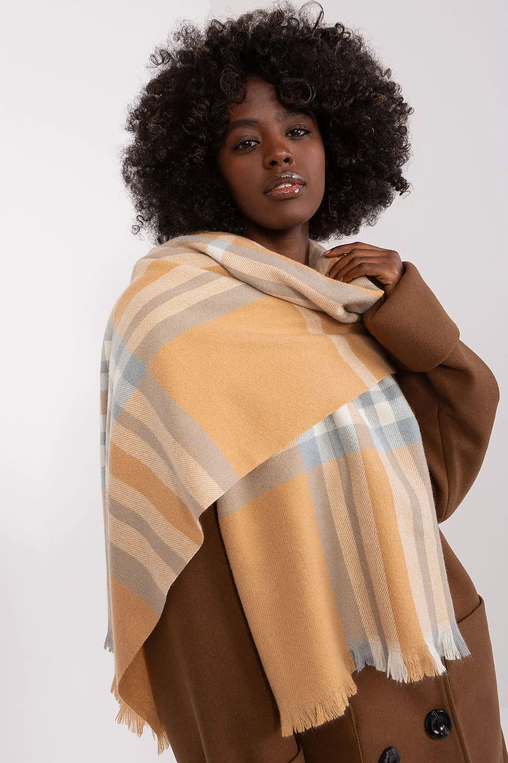 écharpe carreaux colorés châle plaid oversize camel beige blanc cassé bleu pâle polyester doux confortable bords effilochés longueur généreuse