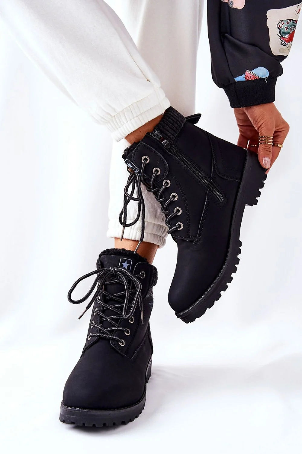 bottes trappeur modernes femmes cuir noir mat utilitaire haut gamme tige montante laçage œillets lacets rembourré semelle crantée