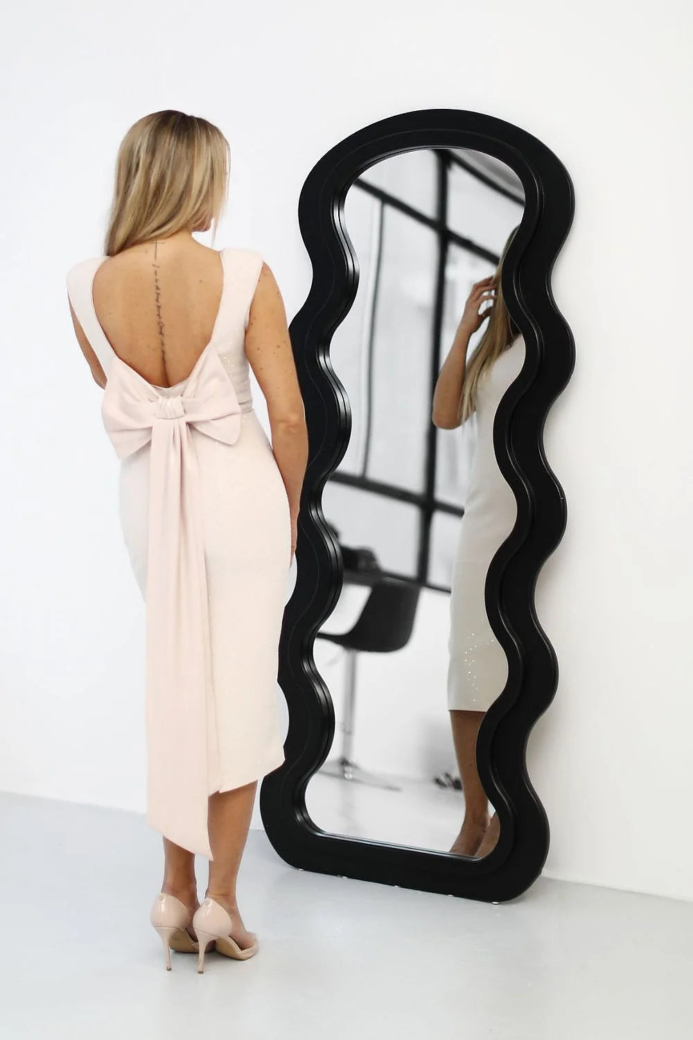 Robe de cocktail élégante sans manches couleur crème ajustée longueur midi style minimaliste pour femmes