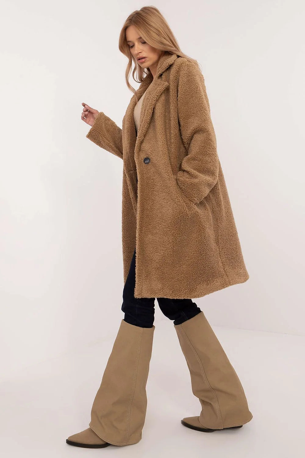 Manteau Italy Moda design moderne peluche couleur camel longueur genoux col à revers bouton unique poches latérales manches longues polyester viscose automne hiver femmes