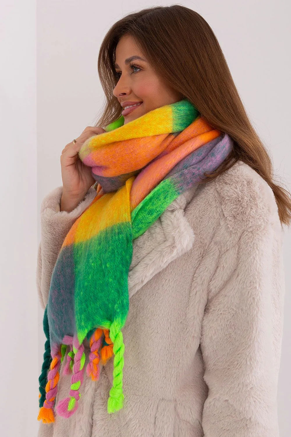 Écharpe à carreaux colorés pour femmes, matière douce, style moderne, tendance automne/hiver, franges tressées, longueur ample, polyvalente, accessoire chic, Polyester résistant, doux et chaud, design audacieux, idéal pour les saisons froides