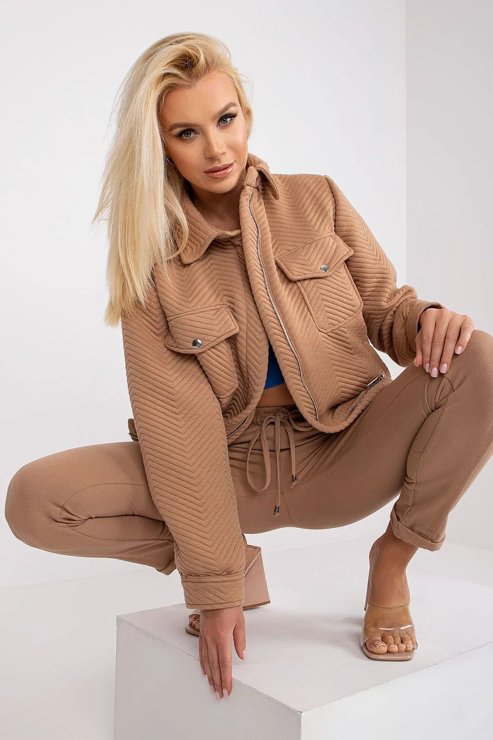 Veste surchemise beige à motifs chevrons, coupe droite, deux poches poitrine, fermeture éclair asymétrique, matelassée, polyester, femme