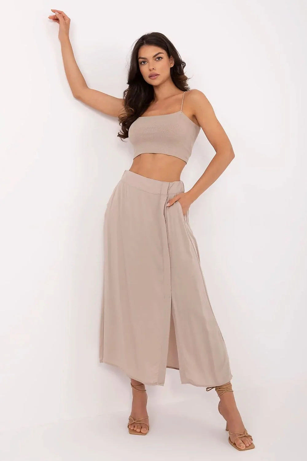 Ensemble femme moderne élégant crop top jupe longue beige maille légère tissu fluide fente avant poches latérales