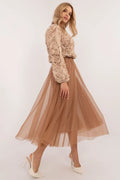 Tenue élégante pour femmes deux pièces haut et jupe longue motifs floraux en relief tissu transparent couleur beige brun clair taille haute