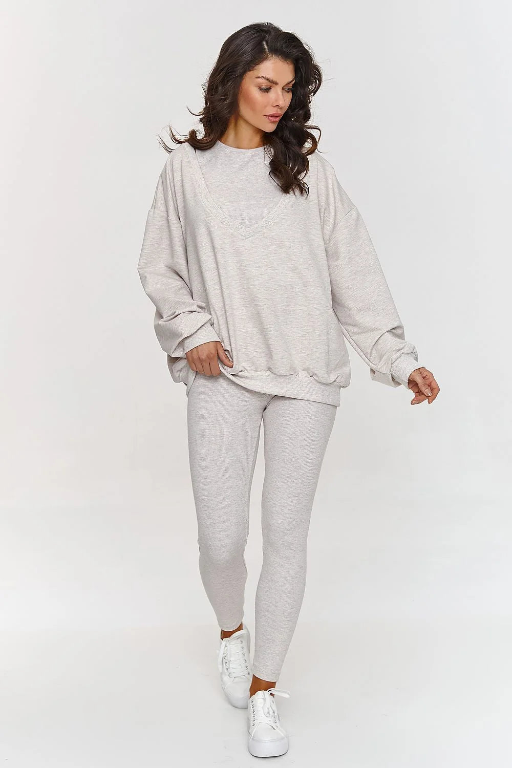 Ensemble Makadamia pour femme, survêtement sportif et élégant, sweats à capuche, leggings ajustés, style minimaliste, couleur grise claire, confort maximal
