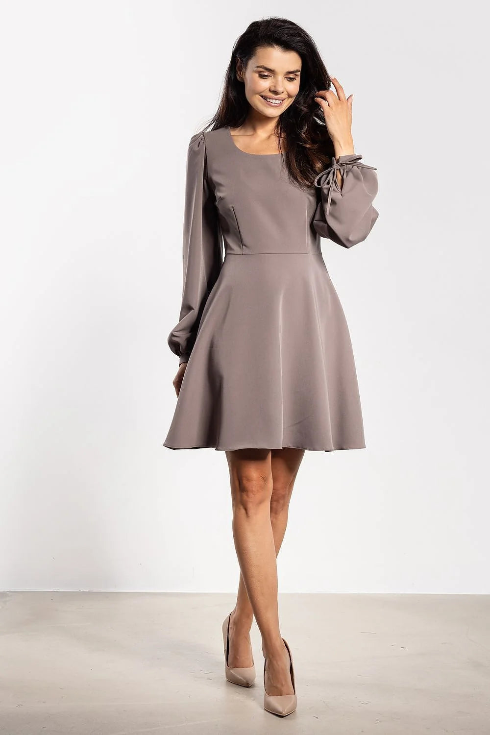 robe mini trapèze évasée taupe manches bouffantes longues encolure ronde laçage décoratif poignets élastiques fluide mat structuré féminine