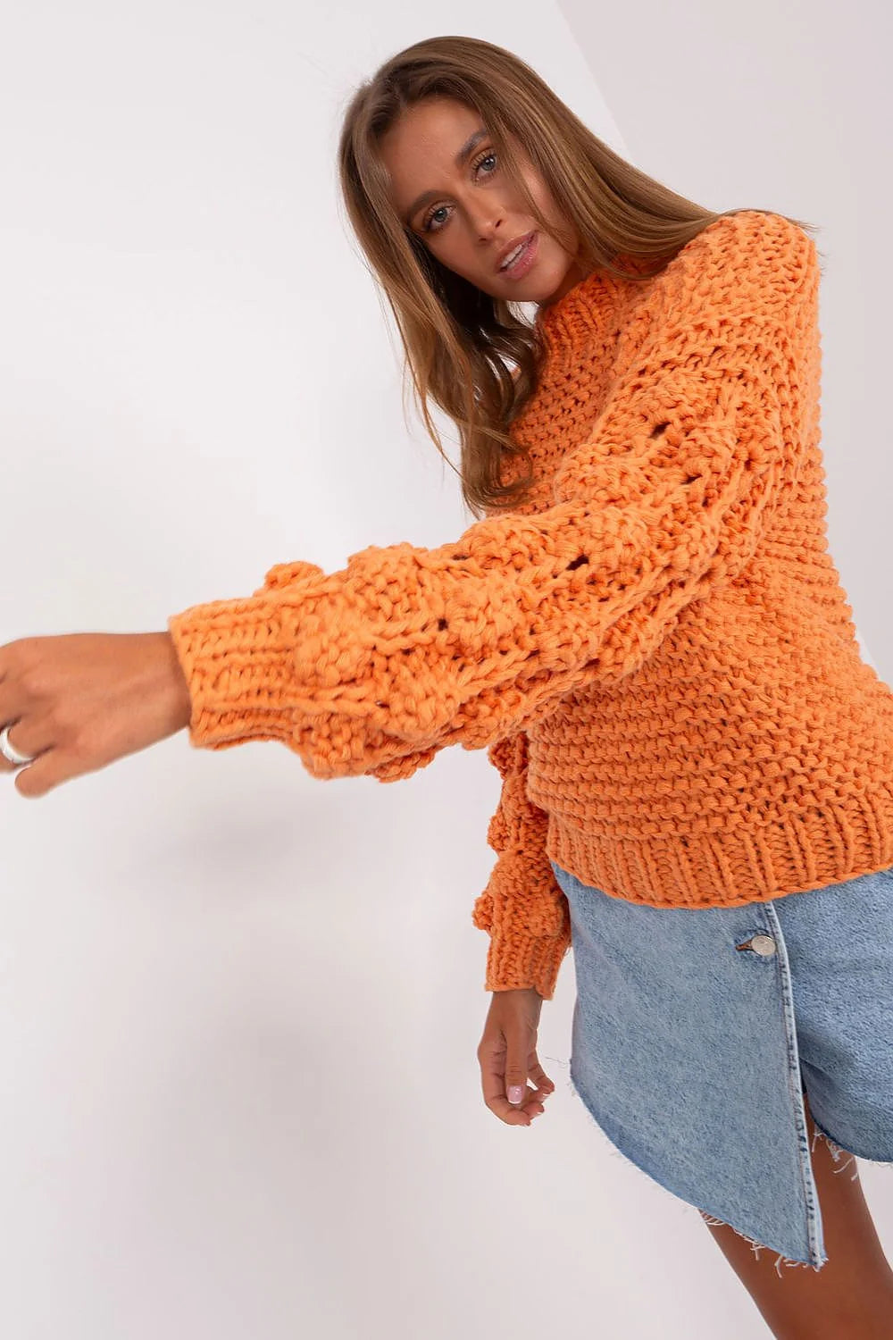 pull femme tricoté épais orange mandarine coupe courte boxy col montant bordcote manches bouffantes maille torsadée point popcorn texturé chaud