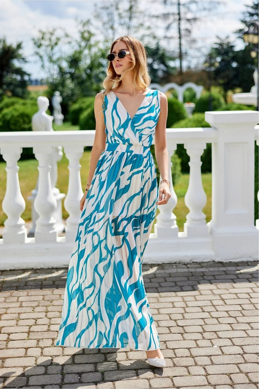 Robe de jour Roco Fashion style_wrap V-neckline manches_sans taille_fittée jupe_A_line motif_abstrait bleu_et Blanc occasion_summer_feminine